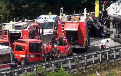 Video e indagini sul tragico schianto in A1, tre morti