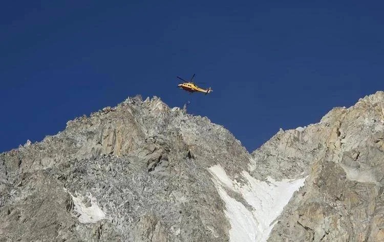 Monte Bianco, crolla seracco: muore alpinista italiano 40enne