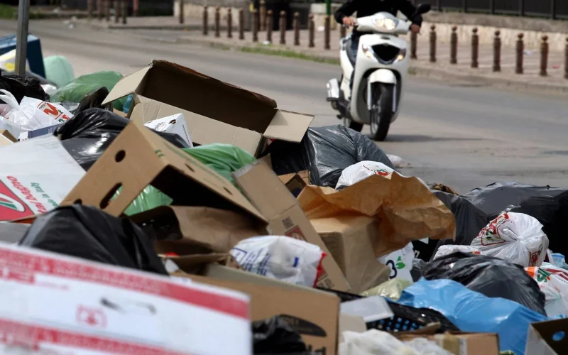 Per chi getta rifiuti dall’auto rischio arresto e multe fino a 18.000 euro: le nuove norme