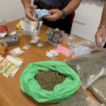 Arrestato ausiliario: in casa 37mila euro e chili di droga