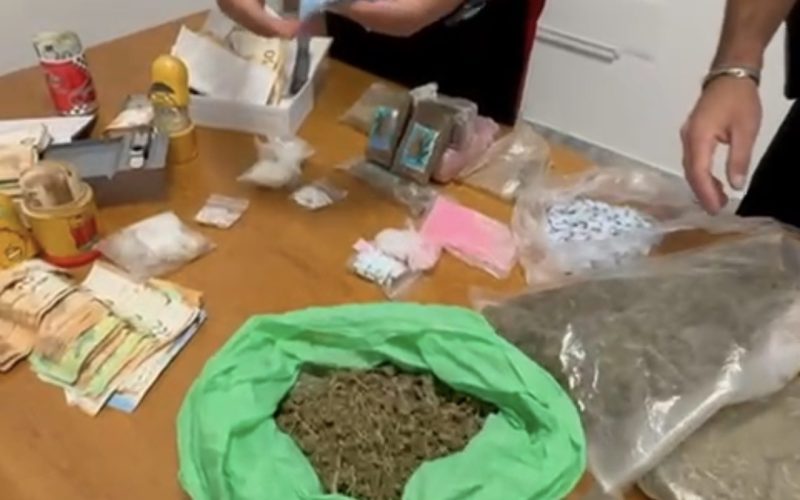 Arrestato ausiliario[VIDEO]: in casa 37mila euro e chili di droga