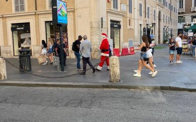 A Roma spunta Babbo Natale tra i turisti di via del Corso