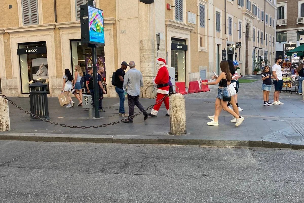 A Roma spunta Babbo Natale tra i turisti di via del Corso