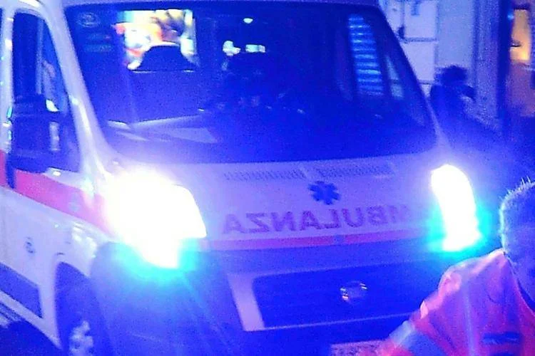 Tragedia a Fiumicino, 35enne travolta e uccisa a Isola Sacra mentre cammina con il figlio