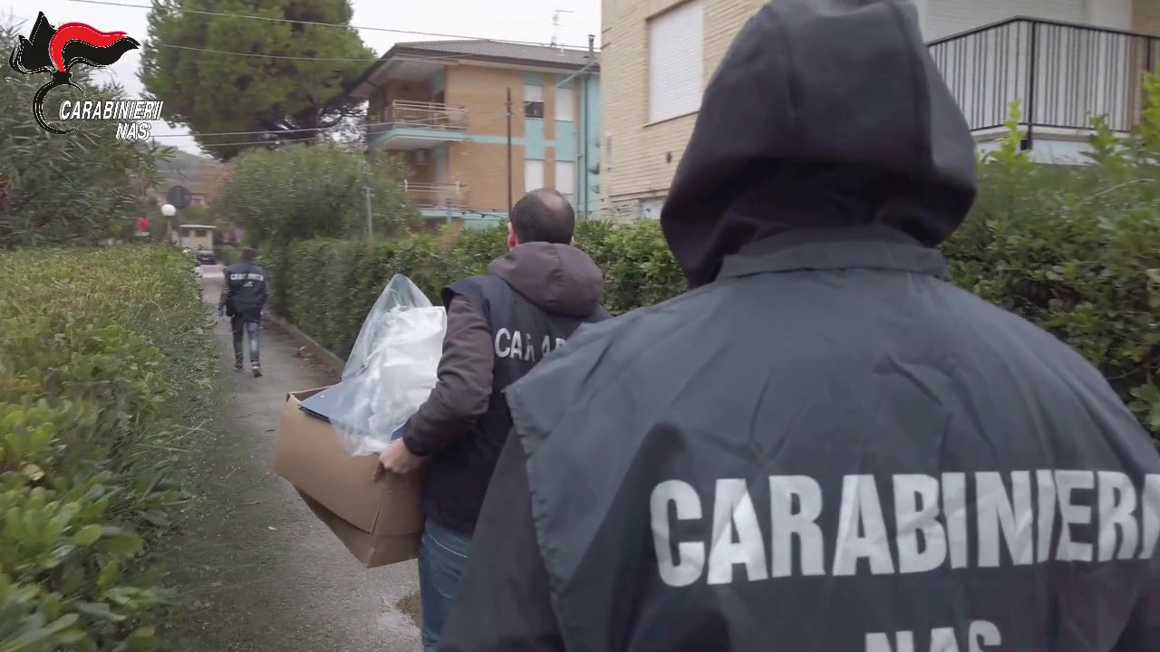 Cosmetici vietati, maxi sequestro dei NAS a Napoli