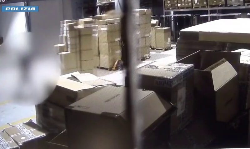 Furti nel deposito di moda a Novara [VIDEO], nove misure cautelari