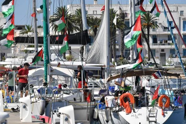 Flotilla, barca in avaria: nave di Emergency soccorre equipaggio