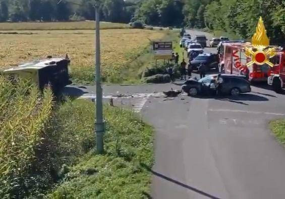 Schianto tra scuolabus e auto a Udine: 5 i feriti