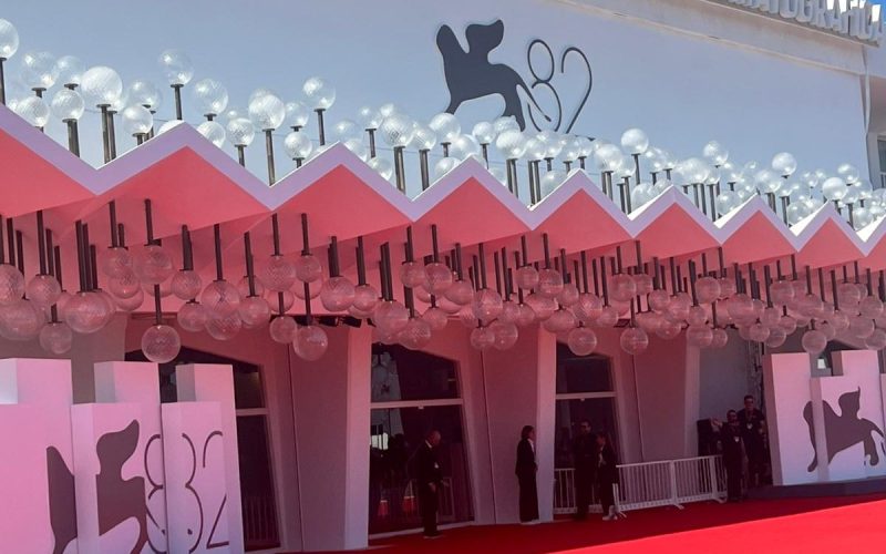 Gli occhiali protagonisti tra cinema e stile a Venezia 2025