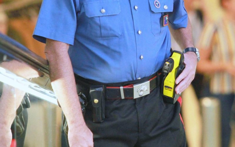 Muore a Napoli 35enne colpito da taser dopo lite in famiglia