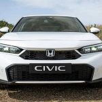 Honda Civic e:HEV 2025, stile sportivo tra comfort e innovazione