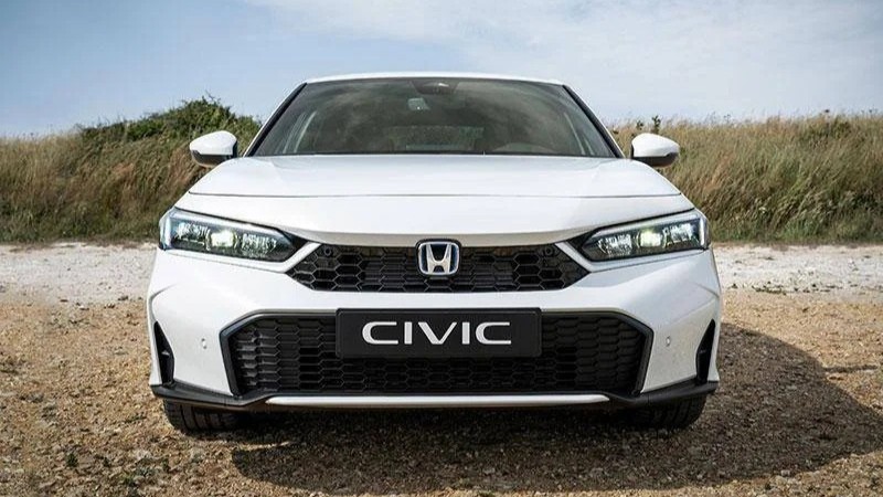 Honda Civic e:HEV 2025, stile sportivo tra comfort e innovazione