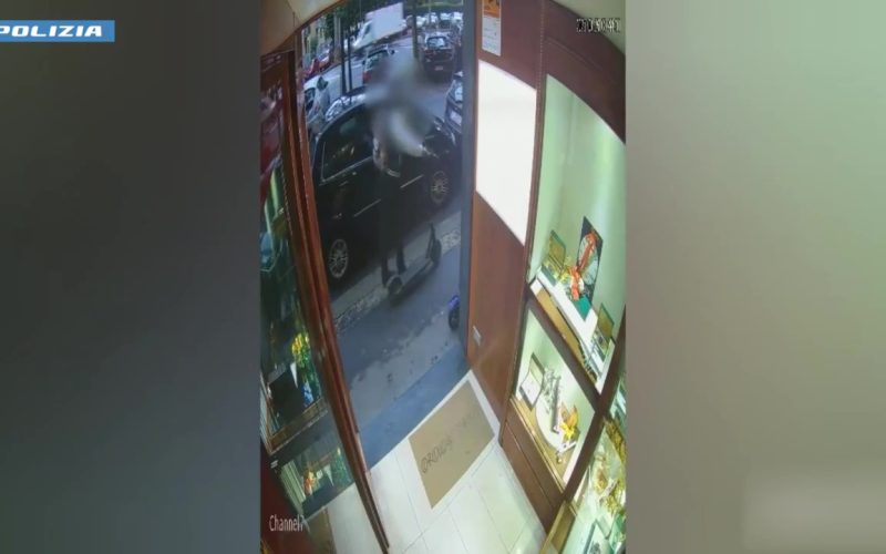 Torino, fermata banda di rapinatori armati nei negozi [video]