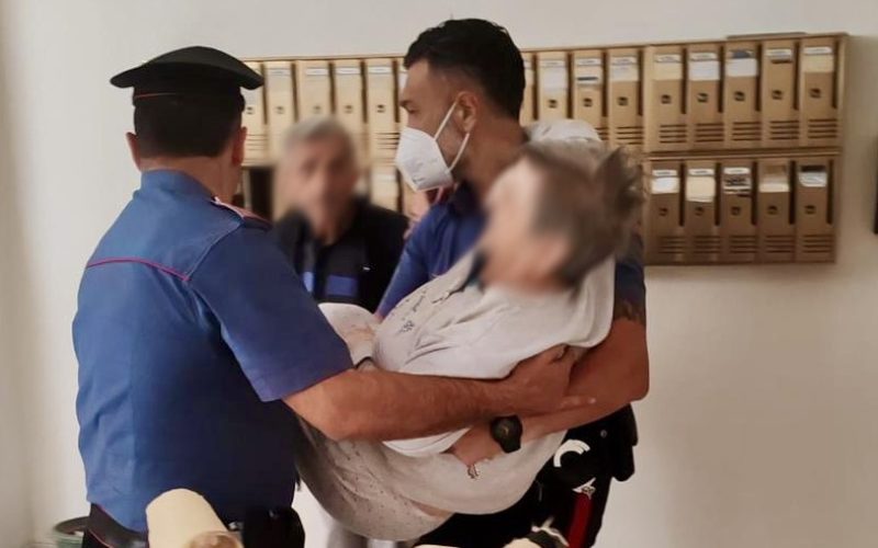 Villaricca, carabinieri salvano 80enne bloccata tra le fiamme