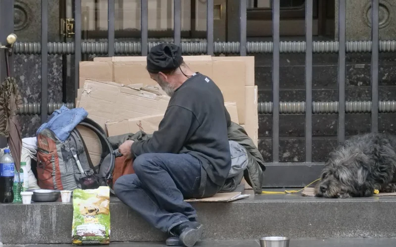 Oltre 5,7 milioni di persone in povertà assoluta nel 2024: allarme stranieri e minori