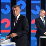 Domani e sabato, la Repubblica Ceca si prepara a un appuntamento elettorale che va ben oltre il semplice rito democratico. Gli elettori si recheranno alle urne per scegliere i loro rappresentanti parlamentari in una tornata elettorale carica di tensioni, aspettative e incognite, non solo per il paese ma per tutta l’Europa centrale. Il contesto geopolitico è delicato: Bruxelles osserva con preoccupazione la possibile affermazione di un terzo Stato, accanto a Ungheria e Slovacchia, che potrebbe incarnare una linea politica contraria all’Unione Europea, minando così la coesione del blocco europeo e mettendo in discussione il sostegno incondizionato all’Ucraina. Al centro di questa competizione si trova Andrej Babis, l’ex primo ministro e miliardario che, dopo una battuta d’arresto alle scorse elezioni, punta a tornare protagonista. Babis, leader di Azione dei cittadini insoddisfatti (Ano), viene spesso definito il ‘Trump ceco’ per il suo stile populista e la sua capacità di parlare direttamente alle paure e ai bisogni di una parte consistente dell’elettorato. La sua ascesa e la possibile vittoria rappresentano un segnale politico di portata europea, con implicazioni che vanno oltre i confini nazionali. Secondo i sondaggi più recenti, il partito di Babis mantiene un vantaggio di circa dieci punti percentuali sull’alleanza di centrodestra Spolu, guidata dal primo ministro Petr Fiala. Il successo alle elezioni europee e regionali del 2024 conferisce a Babis un consenso intorno al 30%, una cifra che se confermata potrebbe far partire complesse trattative di coalizione. Nessun partito, infatti, è previsto conquistare una maggioranza assoluta nella camera bassa, composta da 200 seggi. Di conseguenza, Azione dei cittadini insoddisfatti dovrà negoziare con una serie di partiti minori per formare un esecutivo stabile. Tra questi partiti ci sono formazioni con posizioni nette e spesso contrapposte: il gruppo filo-russo e anti-UE Libertà e Democrazia Diretta (Spd), il partito socialdemocratico Stačilo!, e i nuovi Automobilisti per se stessi, che rifiutano le politiche ambientali e puntano a ridurre il costo della vita. La capacità di Babis di trovare un compromesso con queste realtà sarà decisiva per la sua riuscita. Non sempre è stato così. Quando Azione dei cittadini insoddisfatti è nato, si presentava come un movimento centrista e favorevole all’Europa. Tuttavia, nel tempo, Babis ha saputo trasformare la sua creatura in un partito populista, fortemente critico sull’immigrazione e con toni euroscettici. Le sue promesse elettorali riflettono questa nuova linea: vuole fissare un tetto ai prezzi dell’energia, abbassare l’età pensionabile e ridurre le tasse per famiglie e imprese. Allo stesso tempo, si oppone con forza all’agenda verde dell’UE e al patto migratorio europeo. Soprattutto, ha dichiarato l’intenzione di sospendere la fornitura di munizioni occidentali all’Ucraina, una posizione che rende la sua eventuale vittoria un nodo centrale per la politica estera europea. Dall’altra parte, l’alleanza tripartitica Spolu, guidata da Fiala, punta tutto su un programma di rigore economico e stabilità. Dal suo insediamento nel 2021, il governo ha ridotto il deficit pubblico dal 5% al 2%, un risultato che viene messo in discussione dalle promesse di spesa e tagli fiscali di Babis. Spolu e i suoi alleati, come il partito dei Sindaci e degli Indipendenti (Stan) e i Pirati, sono favorevoli all’adozione dell’euro e a una politica più saldamente ancorata ai valori europei e alla sicurezza collettiva. Denunciano l’ipotetica deriva populista come una strada che potrebbe condurre la Repubblica Ceca in una spirale di debito e isolamento internazionale. Al polo opposto del panorama politico, all’estrema sinistra, Stačilo! propone referendum per uscire dall’UE e dalla Nato e nazionalizzare settori chiave dell’economia, mentre all’estrema destra la SPD raccoglie forze anti-UE, anti-Nato, anti-immigrazione e contrarie agli aiuti all’Ucraina. Infine, gli Automobilisti per se stessi si collocano come una formazione di protesta contro le politiche ambientali, enfatizzando la necessità di ridurre il costo della vita. I numeri dei sondaggi al momento indicano una Repubblica Ceca profondamente frammentata: Ano intorno al 30%, Spolu al 21%, SPD al 12%, Stan e Pirati rispettivamente all’11% e 9%, con Stačilo! al 7% e Motoristé sobě appena sopra il 5%. Le tre formazioni di Spolu, insieme a Stan e ai Pirati, hanno già escluso di collaborare con Babis, con Stačilo! o con la SPD, complicando ulteriormente le prospettive di un governo stabile. Nel contesto di queste tensioni, il presidente Petr Pavel ha fatto sapere che non nominerà ministri che sostengano l’uscita dalla UE o dalla Nato, né accetterà parlamentari di estrema sinistra o destra in posizioni di governo legate alla sicurezza o agli affari esteri. Questo ruolo di arbitro istituzionale aggiunge un ulteriore elemento di incertezza nel panorama politico ceco. Gli analisti internazionali osservano con attenzione, sottolineando come una coalizione Spolu-Stan-Pirati possa ancora avere una chance di formare un governo, a patto di ottenere un numero sufficiente di seggi. Al contrario, un esecutivo guidato da Babis si presenta come una sfida ardua, perché richiederebbe alleanze con formazioni politiche ideologicamente molto distanti, potenzialmente instabili e difficili da governare. La Repubblica Ceca si trova dunque a un bivio. Domani e sabato, con il voto, si deciderà non solo il futuro politico del paese ma anche il suo ruolo all’interno di un’Europa che appare sempre più divisa, dove le tensioni tra sovranismo e integrazione, tra populismo e rigore economico, si giocano anche nelle urne di questo piccolo ma cruciale paese.