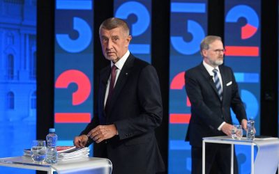 Domani e sabato, la Repubblica Ceca si prepara a un appuntamento elettorale che va ben oltre il semplice rito democratico. Gli elettori si recheranno alle urne per scegliere i loro rappresentanti parlamentari in una tornata elettorale carica di tensioni, aspettative e incognite, non solo per il paese ma per tutta l’Europa centrale. Il contesto geopolitico è delicato: Bruxelles osserva con preoccupazione la possibile affermazione di un terzo Stato, accanto a Ungheria e Slovacchia, che potrebbe incarnare una linea politica contraria all’Unione Europea, minando così la coesione del blocco europeo e mettendo in discussione il sostegno incondizionato all’Ucraina. Al centro di questa competizione si trova Andrej Babis, l’ex primo ministro e miliardario che, dopo una battuta d’arresto alle scorse elezioni, punta a tornare protagonista. Babis, leader di Azione dei cittadini insoddisfatti (Ano), viene spesso definito il ‘Trump ceco’ per il suo stile populista e la sua capacità di parlare direttamente alle paure e ai bisogni di una parte consistente dell’elettorato. La sua ascesa e la possibile vittoria rappresentano un segnale politico di portata europea, con implicazioni che vanno oltre i confini nazionali. Secondo i sondaggi più recenti, il partito di Babis mantiene un vantaggio di circa dieci punti percentuali sull’alleanza di centrodestra Spolu, guidata dal primo ministro Petr Fiala. Il successo alle elezioni europee e regionali del 2024 conferisce a Babis un consenso intorno al 30%, una cifra che se confermata potrebbe far partire complesse trattative di coalizione. Nessun partito, infatti, è previsto conquistare una maggioranza assoluta nella camera bassa, composta da 200 seggi. Di conseguenza, Azione dei cittadini insoddisfatti dovrà negoziare con una serie di partiti minori per formare un esecutivo stabile. Tra questi partiti ci sono formazioni con posizioni nette e spesso contrapposte: il gruppo filo-russo e anti-UE Libertà e Democrazia Diretta (Spd), il partito socialdemocratico Stačilo!, e i nuovi Automobilisti per se stessi, che rifiutano le politiche ambientali e puntano a ridurre il costo della vita. La capacità di Babis di trovare un compromesso con queste realtà sarà decisiva per la sua riuscita. Non sempre è stato così. Quando Azione dei cittadini insoddisfatti è nato, si presentava come un movimento centrista e favorevole all’Europa. Tuttavia, nel tempo, Babis ha saputo trasformare la sua creatura in un partito populista, fortemente critico sull’immigrazione e con toni euroscettici. Le sue promesse elettorali riflettono questa nuova linea: vuole fissare un tetto ai prezzi dell’energia, abbassare l’età pensionabile e ridurre le tasse per famiglie e imprese. Allo stesso tempo, si oppone con forza all’agenda verde dell’UE e al patto migratorio europeo. Soprattutto, ha dichiarato l’intenzione di sospendere la fornitura di munizioni occidentali all’Ucraina, una posizione che rende la sua eventuale vittoria un nodo centrale per la politica estera europea. Dall’altra parte, l’alleanza tripartitica Spolu, guidata da Fiala, punta tutto su un programma di rigore economico e stabilità. Dal suo insediamento nel 2021, il governo ha ridotto il deficit pubblico dal 5% al 2%, un risultato che viene messo in discussione dalle promesse di spesa e tagli fiscali di Babis. Spolu e i suoi alleati, come il partito dei Sindaci e degli Indipendenti (Stan) e i Pirati, sono favorevoli all’adozione dell’euro e a una politica più saldamente ancorata ai valori europei e alla sicurezza collettiva. Denunciano l’ipotetica deriva populista come una strada che potrebbe condurre la Repubblica Ceca in una spirale di debito e isolamento internazionale. Al polo opposto del panorama politico, all’estrema sinistra, Stačilo! propone referendum per uscire dall’UE e dalla Nato e nazionalizzare settori chiave dell’economia, mentre all’estrema destra la SPD raccoglie forze anti-UE, anti-Nato, anti-immigrazione e contrarie agli aiuti all’Ucraina. Infine, gli Automobilisti per se stessi si collocano come una formazione di protesta contro le politiche ambientali, enfatizzando la necessità di ridurre il costo della vita. I numeri dei sondaggi al momento indicano una Repubblica Ceca profondamente frammentata: Ano intorno al 30%, Spolu al 21%, SPD al 12%, Stan e Pirati rispettivamente all’11% e 9%, con Stačilo! al 7% e Motoristé sobě appena sopra il 5%. Le tre formazioni di Spolu, insieme a Stan e ai Pirati, hanno già escluso di collaborare con Babis, con Stačilo! o con la SPD, complicando ulteriormente le prospettive di un governo stabile. Nel contesto di queste tensioni, il presidente Petr Pavel ha fatto sapere che non nominerà ministri che sostengano l’uscita dalla UE o dalla Nato, né accetterà parlamentari di estrema sinistra o destra in posizioni di governo legate alla sicurezza o agli affari esteri. Questo ruolo di arbitro istituzionale aggiunge un ulteriore elemento di incertezza nel panorama politico ceco. Gli analisti internazionali osservano con attenzione, sottolineando come una coalizione Spolu-Stan-Pirati possa ancora avere una chance di formare un governo, a patto di ottenere un numero sufficiente di seggi. Al contrario, un esecutivo guidato da Babis si presenta come una sfida ardua, perché richiederebbe alleanze con formazioni politiche ideologicamente molto distanti, potenzialmente instabili e difficili da governare. La Repubblica Ceca si trova dunque a un bivio. Domani e sabato, con il voto, si deciderà non solo il futuro politico del paese ma anche il suo ruolo all’interno di un’Europa che appare sempre più divisa, dove le tensioni tra sovranismo e integrazione, tra populismo e rigore economico, si giocano anche nelle urne di questo piccolo ma cruciale paese.
