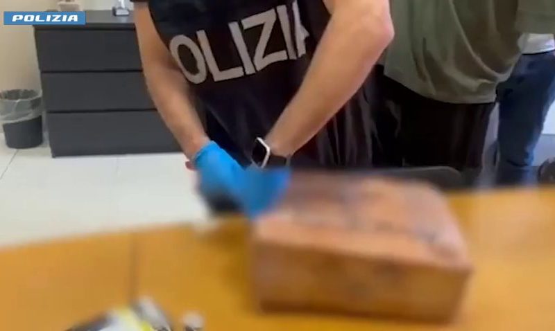 Scoperto a Milano laboratorio per falsi documenti internazionali