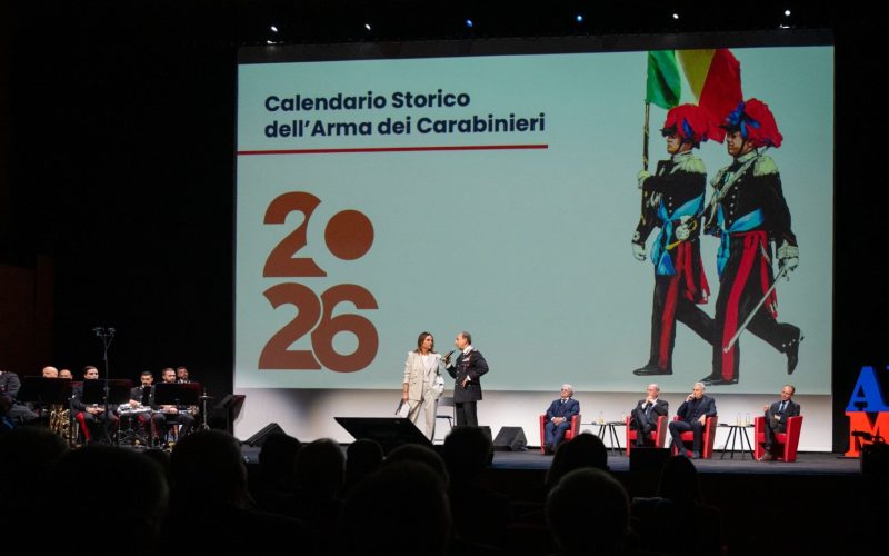 Carabinieri presentano il Calendario Storico 2026, eroi quotidiani