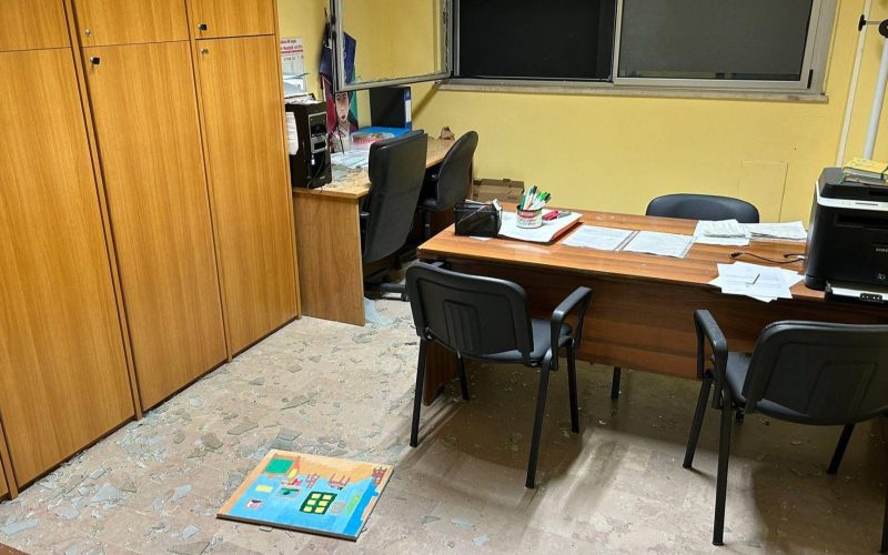 Attacco vandalico con bomba carta e svastiche in scuola a Roma
