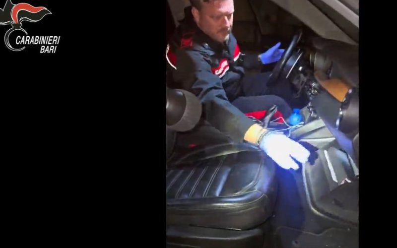 Cocaina nel doppiofondo auto, arrestato giovane a Bari nord
