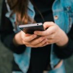 Smartphone vicino al corpo, Schettini spiega rischi e precauzioni