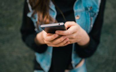 Smartphone vicino al corpo, Schettini spiega rischi e precauzioni